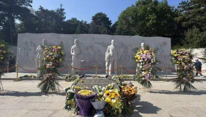 《沉默的荣耀》热播后,他墓前的鲜花摆了5米长