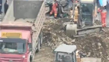 成都一渣土车侧翻压到轿车致2死1伤,事发过程曝光
