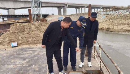 松花江面“37岁”船舶倾斜严重,哈尔滨海事紧急“扶正”