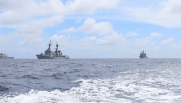 中国实力不再隐藏！美航母被堵在南海入口，求解放军手下留情