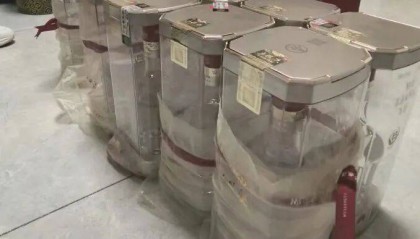 陕西一女子买10瓶五粮液，8瓶被官方鉴定为假，商家称是“职业打假人”拒绝赔偿