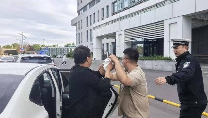 生死时速10分钟!黑龙江大庆交警为绞伤群众开辟生命通道