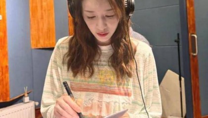 向太晒和李小冉通话视频，李小冉表示不知道自己唱歌那么难听