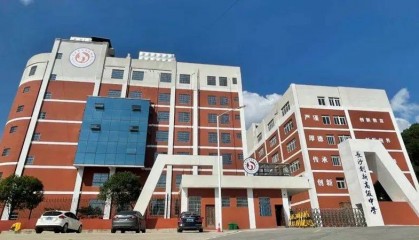 长沙一中学工作人员半夜向老人泼冷水?多方回应