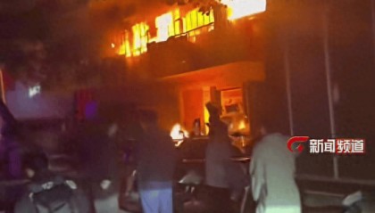 湖南一电动车行起火连烧5层楼,店主:电动车被烧毁四五百辆