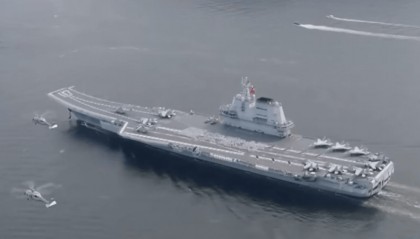 山东舰航母编队抵达香港！民众清晨登高，争睹巨舰风采