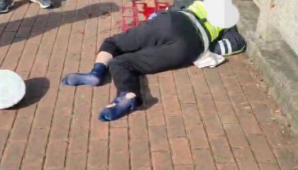 苏州一交警开罚单后被司机开车撞倒?当地回应