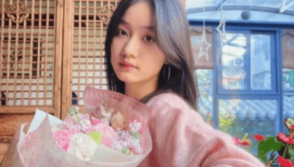 48岁赵薇“女儿”被全网“禁止整容”,如今17岁变化太大,不敢认