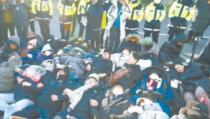 两派民众激烈对峙,两大政党同遭恐吓,尹锡悦支持者躺官邸前阻挠逮捕