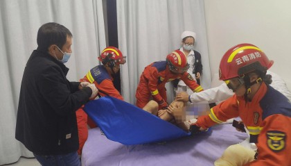 男子在家独饮醉酒后凌晨打120求救 医生敲门无人应答,消防破门解救