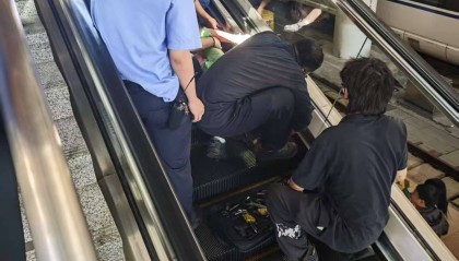江苏南京一女童乘坐自动扶梯被夹脚,众人紧急救援