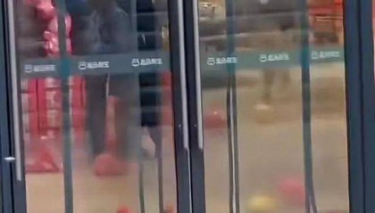 男孩在盒马门店摔倒无人扶,母亲砸店?盒马回应、律师解读