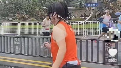 女子跑全马鞋子脱胶、赤脚完赛，特步客服：三包期限90天，“不建议用水久泡”