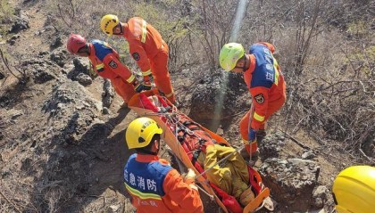 北京几名驴友相约爬山,六旬阿姨被巨石砸中!消防出动救援