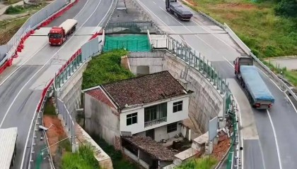 江西“金溪之眼”屋主一家人搬离,曾被称当地“最强钉子户”