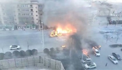 辽宁营口半挂车当街自燃并喷溅致伤亡,原因正调查!画面曝光