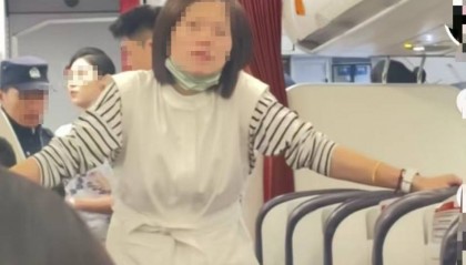 女子大闹航班辱骂殴打空少,自称哈尔滨某高校老师“有背景”,目击旅客讲述经过