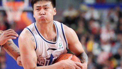 致敬艾弗森!赵睿复刻聆听动作 复出拿下11分7助攻