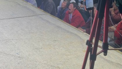 河南一豫剧团下乡演出台下观众痛哭流涕，演员回应：现场观众超千人，一半人落了泪