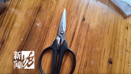 太狠了！98岁阿婆拿起剪刀，对准自已一刀下去…后果很严重！