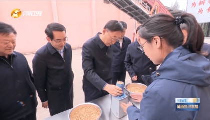 河南省委书记调研，现场测量玉米含水量
