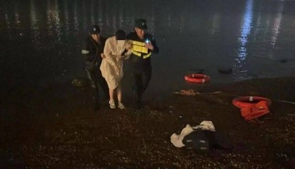 深夜，一白衣女子在深圳知名景区，做出反常举动！路过保安紧追，冲进大海……