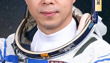 “龙马组合”来了 神十九乘组亮相！