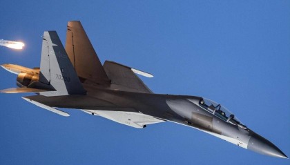 央视一幕泄露天机,歼16挂载霹雳10升空:解放军在南海打法变了