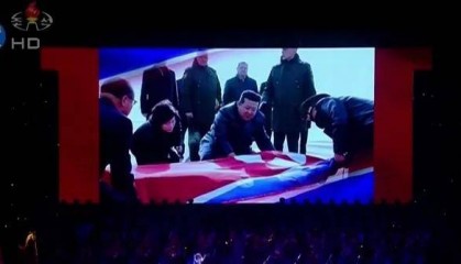 金正恩为棺木盖国旗画面曝光,韩媒:疑似悼念在俄阵亡军人