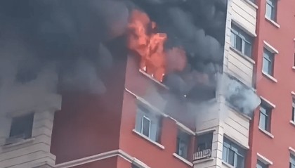 黑龙江一小区突发火情有人坠楼;北安消防:火已扑灭,事故原因正调查