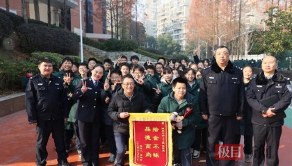 湖北咸宁一学生放学路上捡到手机交给警方,民警和失主进校给他送“大礼包”