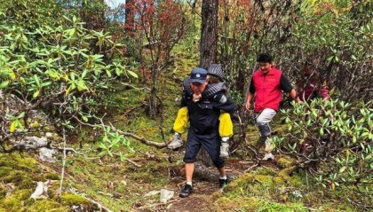 驴友在甘孜徒步遇孤身女孩严重高反，求助后救援人员轮流背她下山