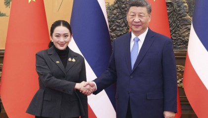 习近平会见泰国总理佩通坦