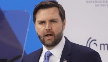 贸易战把美国给打醒了,万斯亲口承认:美国“称霸的时代”结束了