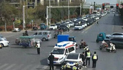 等待红绿灯时车内睡着，江苏南通一醉驾男撞上接自己的救护车