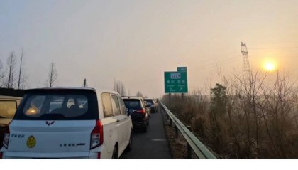 多名车主沪渝高速遭遇严重堵车:有人一晚上开1公里,有人熄火睡觉被交警叫醒
