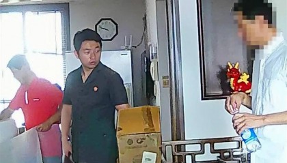 欠款上千万却住着大平层，房主年逾古稀身患重病，法院协调债主帮其租房搬家