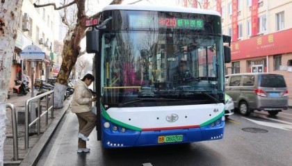 青岛公交上百“小耳朵”上路 ,提高市民乘车辨识度