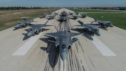 解放军西部战区拉出15架歼-20,印度空军20年追不上!