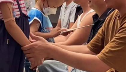 五位爸爸剃光头穿裙子跳舞,突然爆火!背后真相太催泪