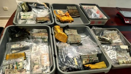 一进境旅客携带超107万美元现金选择“无申报通道”通关,被广州白云机场海关截获
