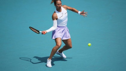 WTA迈阿密站:郑钦文连下七局2-0克鲁格 进八强战萨巴伦卡