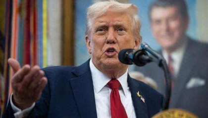 美国先沉不住气了!中方一字没说的情况下,特朗普要跟中国坐下谈