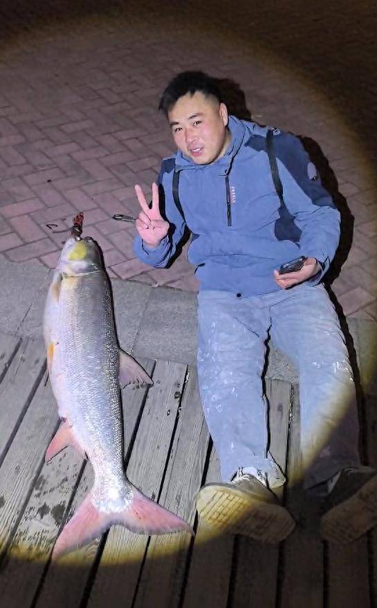 江西男子钓到56斤鳡鱼晚上骑电动车绕城5小时炫耀：如果不冷要逛到天亮