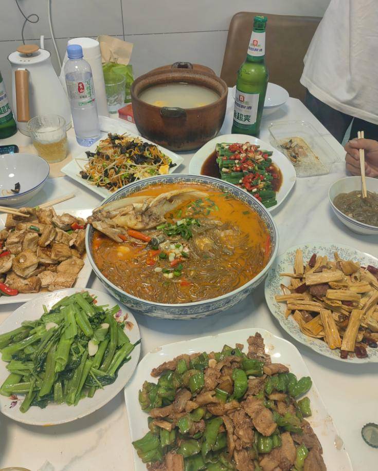 江西男子钓到56斤鳡鱼晚上骑电动车绕城5小时炫耀：如果不冷要逛到天亮