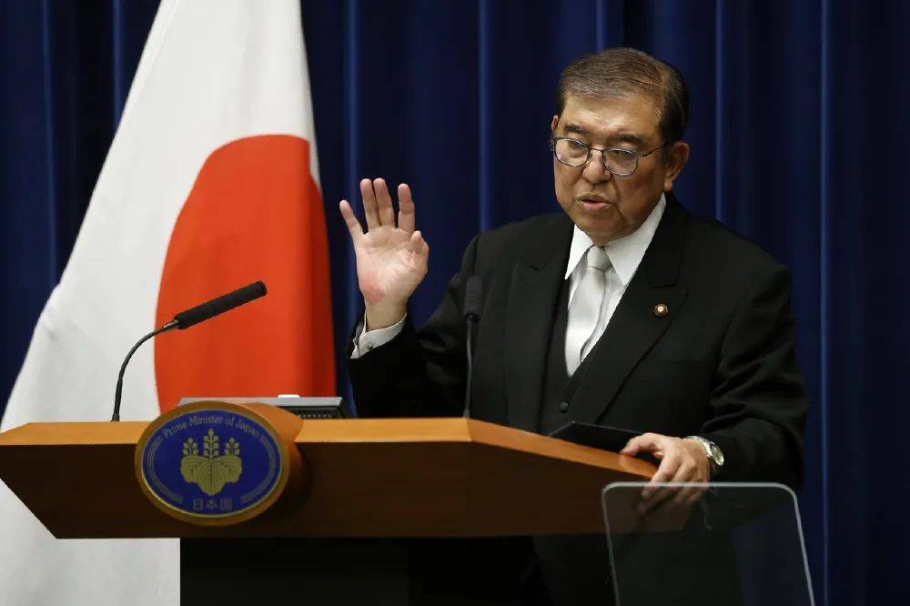 朔尔茨怼马斯克、马克龙道歉…全球领导人新年致辞里各有难念的经