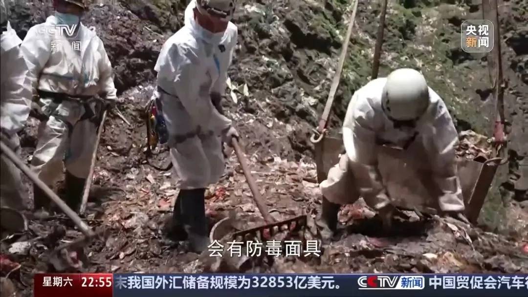 张家界一天然溶洞垃圾堆积，当地一村支书威胁谁来天坑拍照就打，官方通报：已停职检查