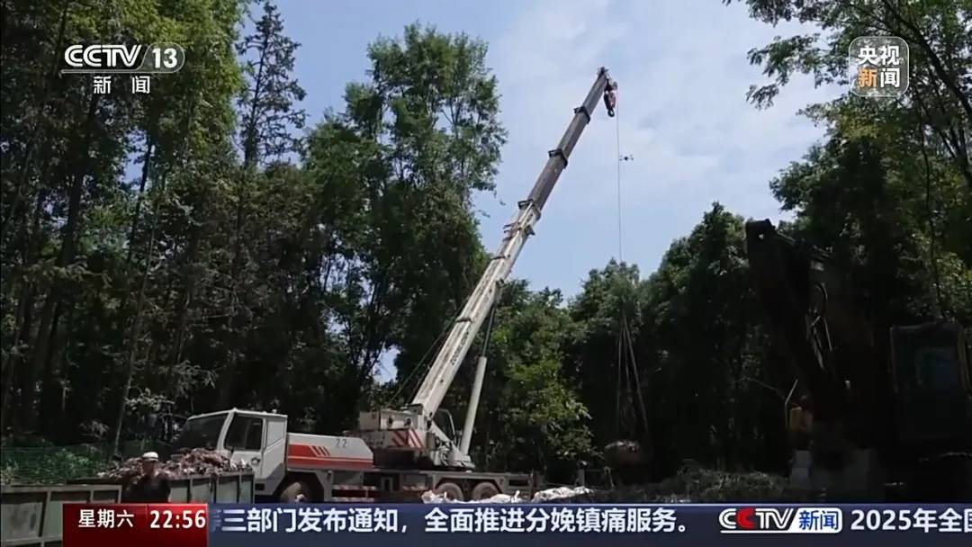 张家界一天然溶洞垃圾堆积，当地一村支书威胁谁来天坑拍照就打，官方通报：已停职检查