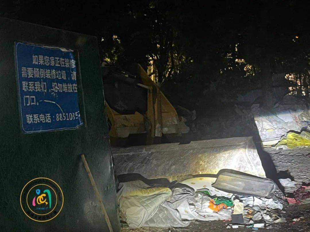 福州一小区发生火灾，现场火势较大、浓烟滚滚！
