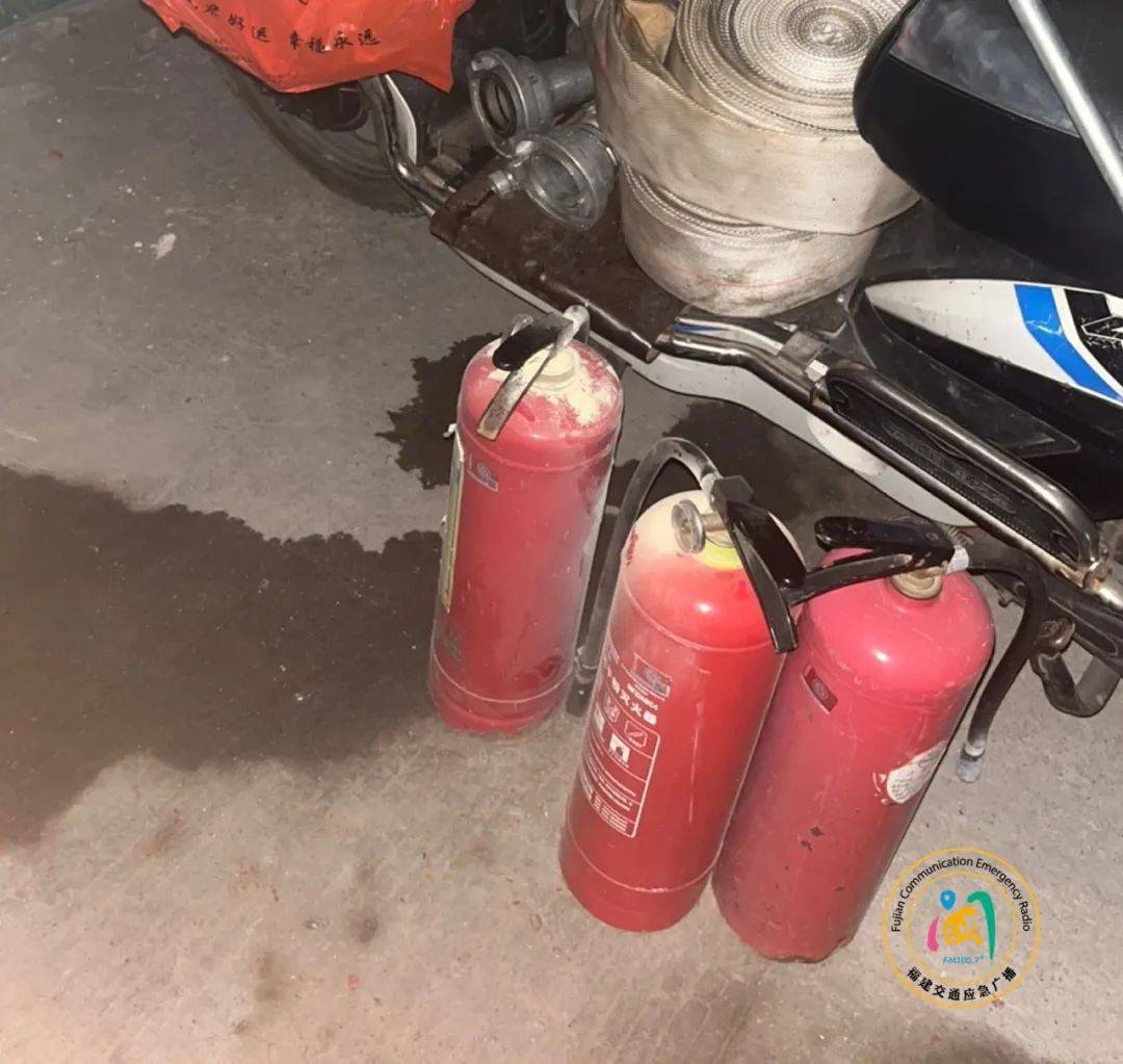 福州一小区发生火灾，现场火势较大、浓烟滚滚！